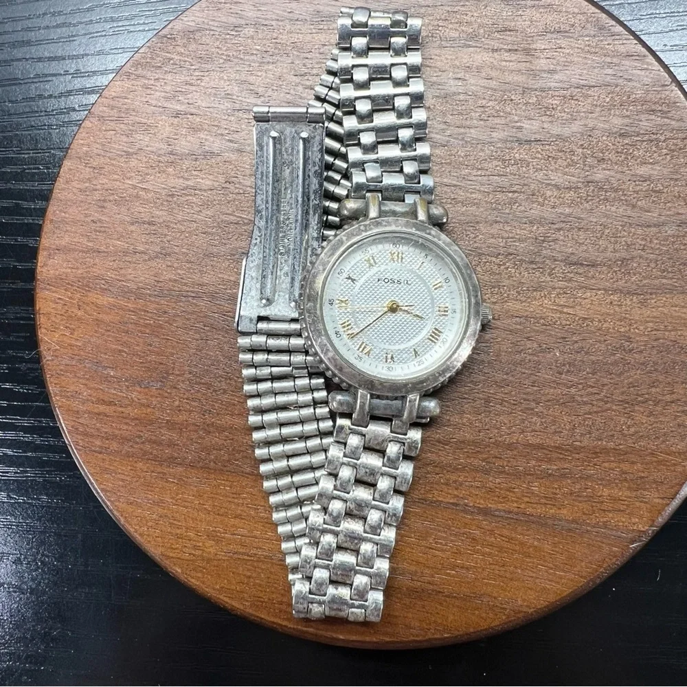 Vintage Fossil Watch Silver Toned White Face Roman Numeral Gold Colored Details‎